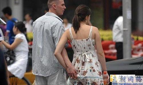 老外爆料美国女人视频播放,引发网络热议